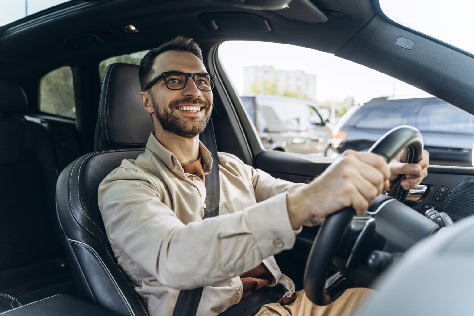 motorista-dirigindo-protecaoveicular-1536x1024 Proteção Veicular - proteção veicular